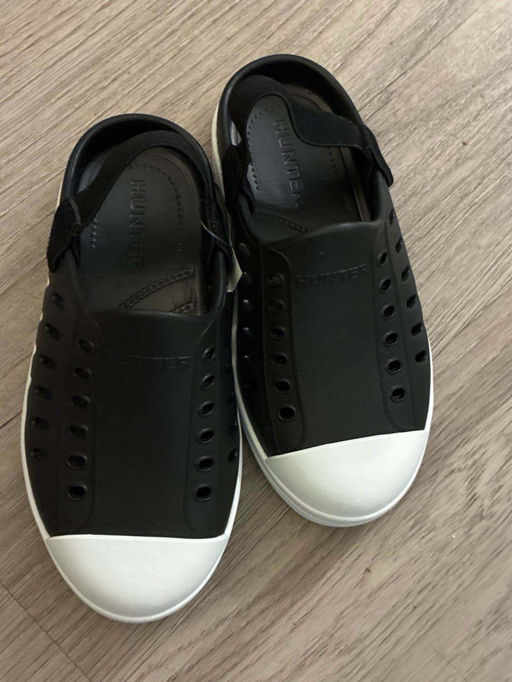 Hunter boys 9 Black & White Slip-On Clog Sneakers